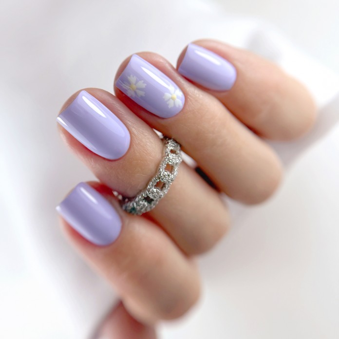 Fraszka-igraszka – lawendowy manicure z delikatnymi stokrotkami