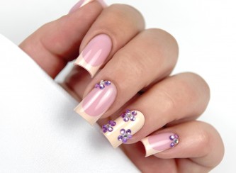 Manicure hybrydowy kwadratowy z beżowym frenchem wykonany lakierem Beż dla Bosski z ozdobnymi cyrkoniami.