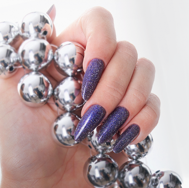 Fioletowe paznokcie. Symbol luksusu i kreatywności w manicure