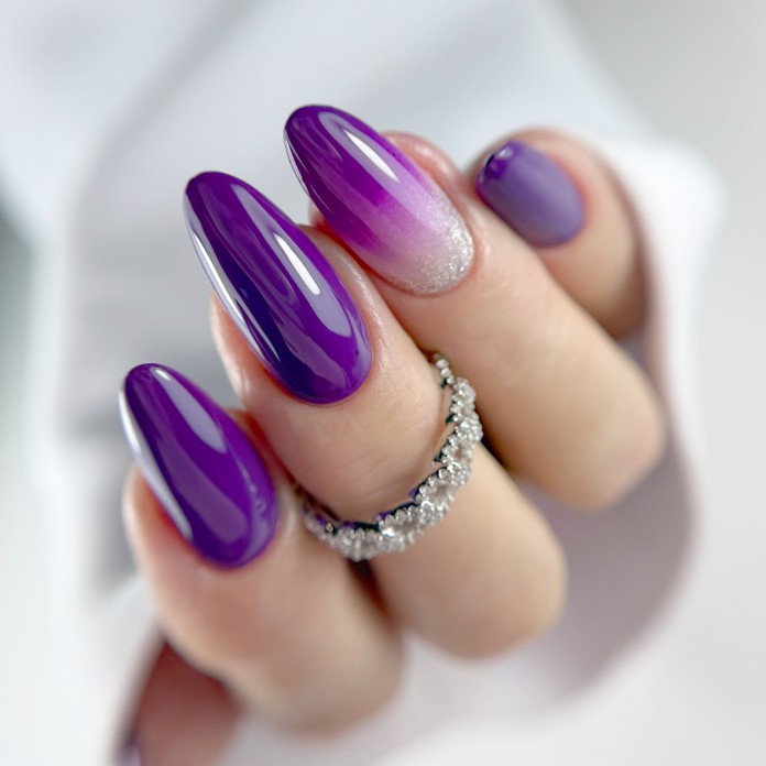 Nie do przegapienia – intensywny fioletowy manicure ombre