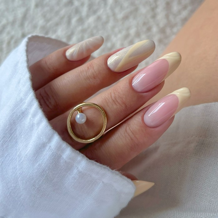 Piasek w bikini i Bez filtra – wakacyjny manicure w kremowo-różowych tonach