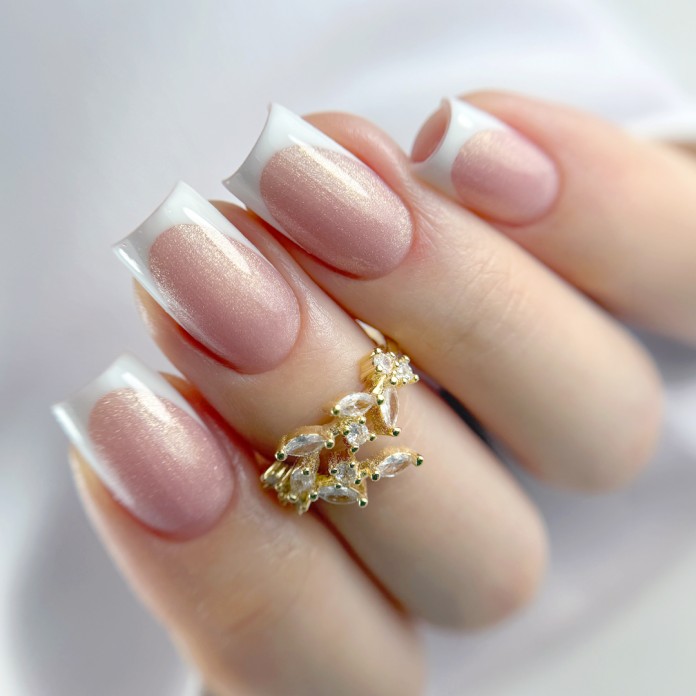 Plotki pod palmami – klasyczny french z efektem cat eye