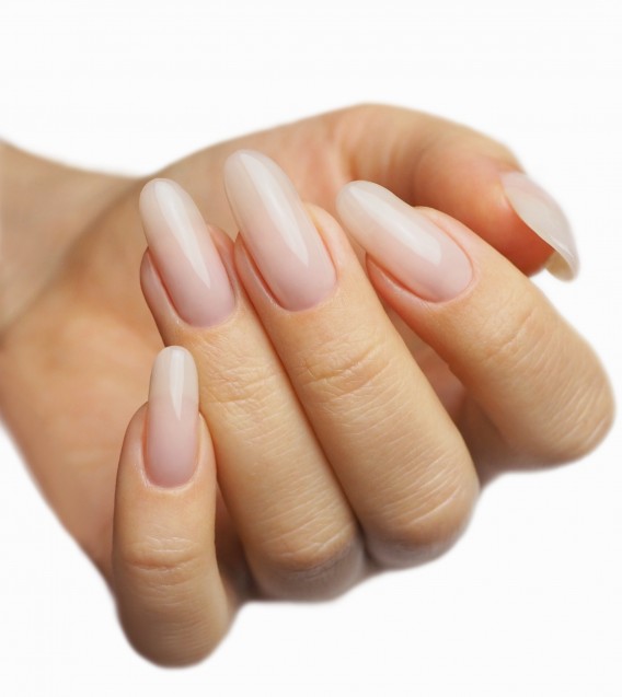 Pękające skórki przy paznokciach. Poznaj przyczyny i sposoby pielęgnacji