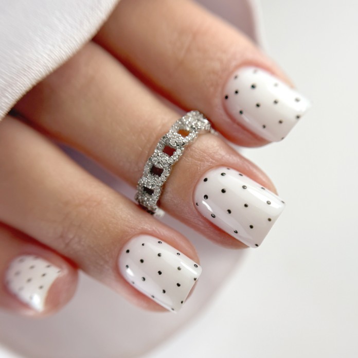 Żel budujący Hype Gel milky - Paznokcie w kropki wracają jako jeden z najmodniejszych trendów sezonu