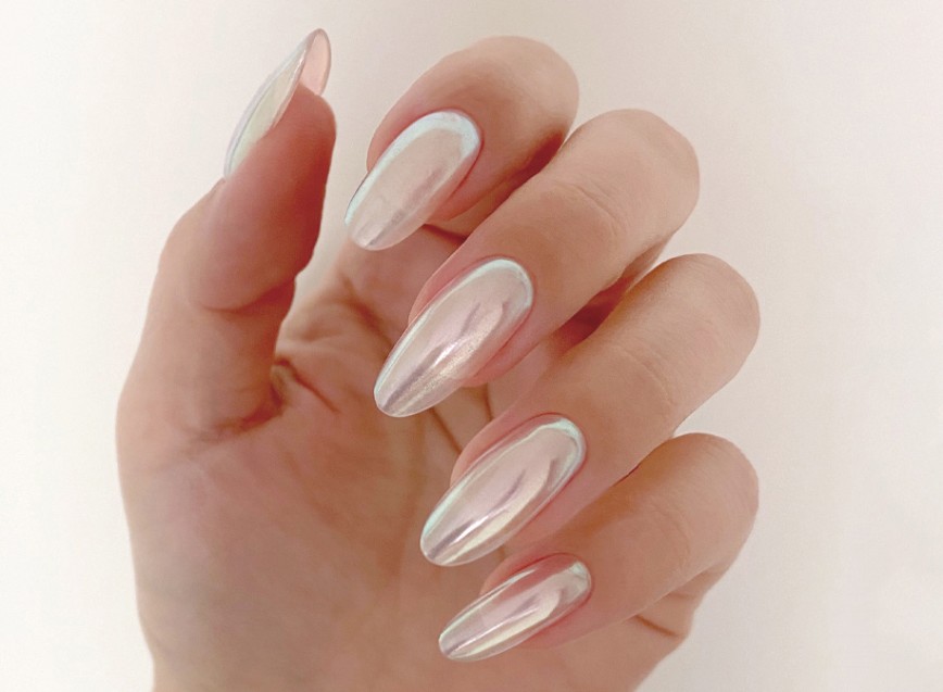 Alien nails  - trend manicure w stylu Anne Hathaway