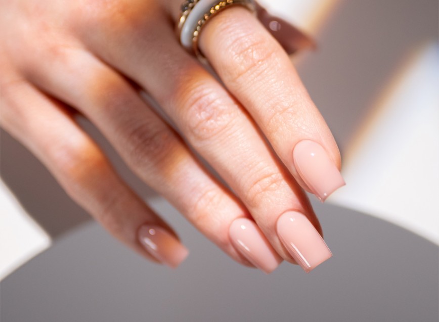 Lipgloss nails – najmodniejszy manicure w 2023 roku