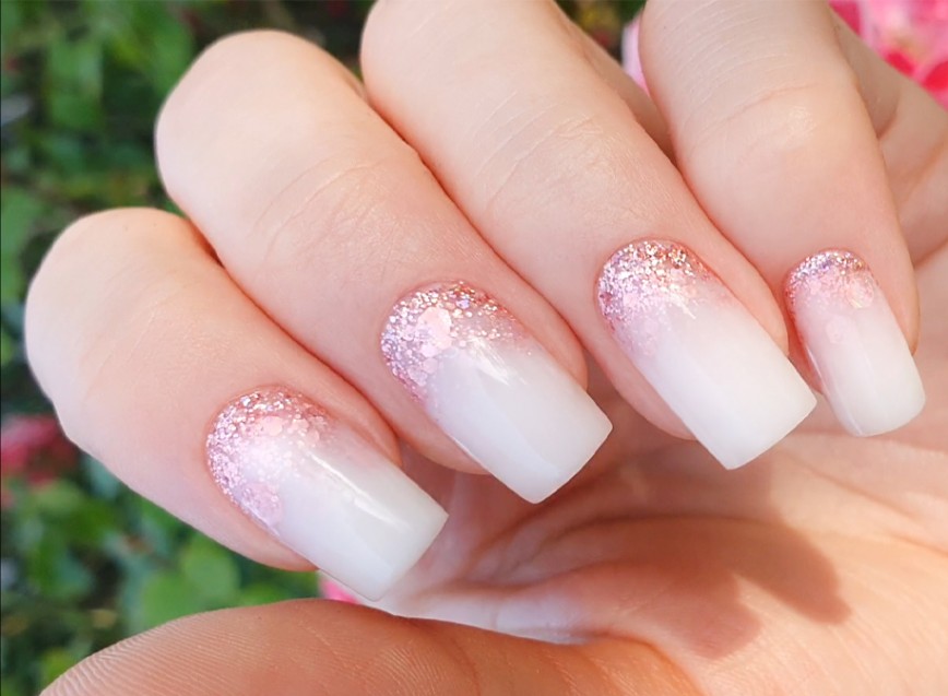 Princess nails – jak zrobić paznokcie z zatopionym brokatem?