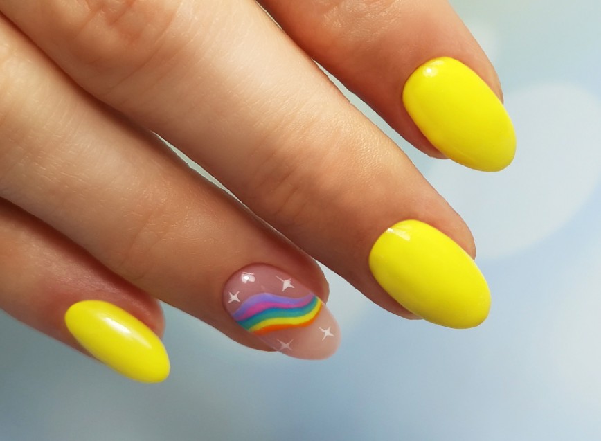 Żółte paznokcie - słoneczny kolor na lato