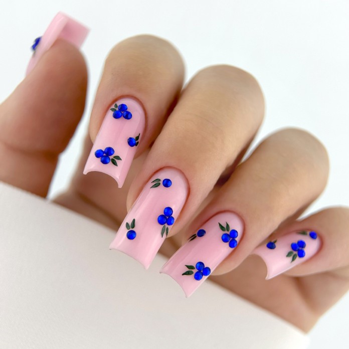 Hype Gel Cover Pink – słodki manicure z jagodowym zdobieniem