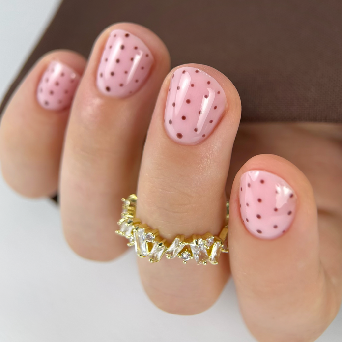 Hype Gel Cover Pink i jesienne brązowe kropki – subtelny manicure
