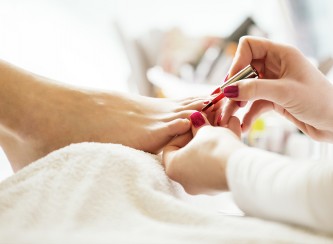 Pedicure hybrydowy z linią FOOT HELP+  – kompletny przewodnik po pięknych i zadbanych stopach