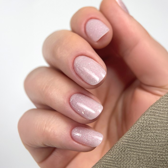 Hype Gel Pink Sparkle – minimalistyczny manicure w stylu clean girl