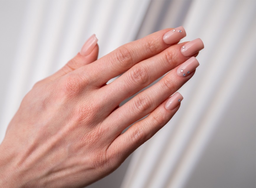 Uniwersalny manicure hybrydowy na każdą okazję